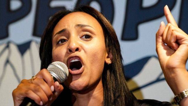 "QUE LLEGUEN MÁS INMIGRANTES AL PODER": LA CANDIDATA SOCIALISTA QUE QUIERE ROMPER CON LA CÓLERA IMPERIAL