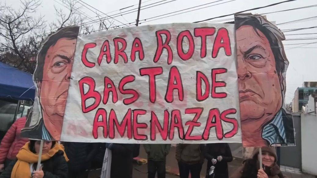 MAESTRES DE RÍO NEGRO DENUNCIAN QUE EL GOBIERNO LES CIERRA LAS PUERTAS Y LES ABRE PASO A LA POLICÍA
