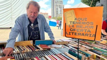 PACO TAIBO II, ANDRÉS RUIZ Y ENA MARÍA SE AVENTURAN ENTRE LAS JOYAS DEL 22VO GRAN REMATE DE LIBROS EN EL MONUMENTO A LA REVOLUCIÓN