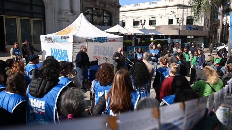 EN LA CALLE CONTRA EL DECRETAZO: AMSAFE LE MARCA LA CANCHA A PULLARO
