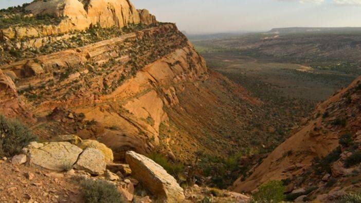 EL RÉGIMEN TRUMP RECORTA 90% EL MONUMENTO SAGRADO: PUEBLOS ORIGINARIOS EN PIE DE GUERRA