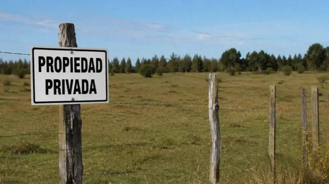 LA PATAGONIA SE LE PLANTÓ A MILEI: LA PASTORAL SOCIAL SALE AL CRUCE DE LA LEY QUE ABSOLUTIZA LA PROPIEDAD PRIVADA