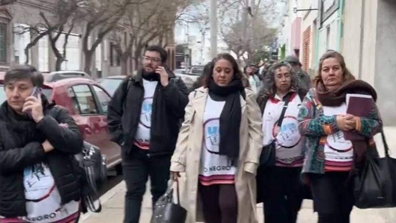 DOCENTES RIONEGRINOS RECORREN LAS DEPENDENCIAS OFICIALES EN EXIGENCIA DE PARITARIA Y RESPUESTAS CONCRETAS