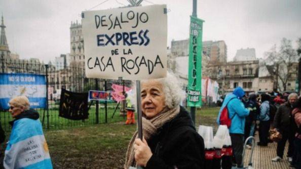LA PLAZA EMBARRADA NO SE RINDE: REPUDIO MASIVO AL PAQUETE DE LEYES QUE SIGUE EN PIE