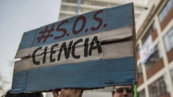 CIENCIA Y UNIVERSIDAD SALEN A LA CALLE: PARO, MOVILIZACIONES Y CAMISETAS CONTRA EL AJUSTE