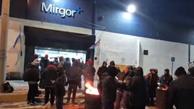 DESPIDOS MASIVOS EN LA EMPRESA DE LOS CAPUTO: 300 OPERARIOS FUERA Y PROTESTAS EN RÍO GRANDE