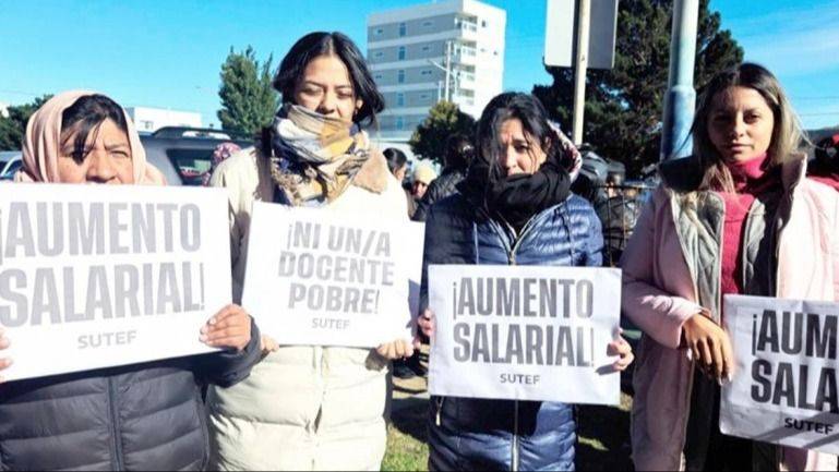 DOCENTES FUEGUINOS CUMPLEN NUEVE DÍAS DE PARO Y EXIGEN UN SALARIO QUE CUBRA LA CANASTA BÁSICA
