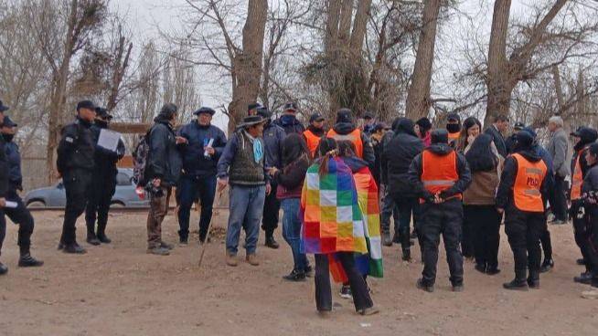 DESALOJO EN HUMAHUACA: LA COMUNIDAD SANTA ROSA DENUNCIA UN OPERATIVO CON BALAS DE GOMA, NIÑOS PERDIDOS Y CASAS DESTRUIDAS