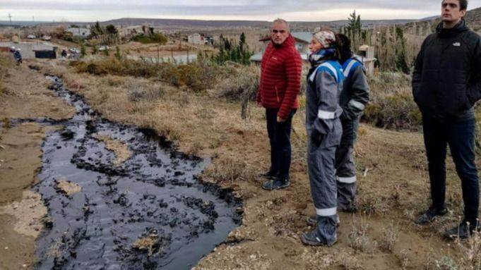 UN AMPARO CONTRA EL "PASEO DE LA RESPONSABILIDAD": EXIGEN QUE YPF REPARE CHUBUT ANTES DE IRSE