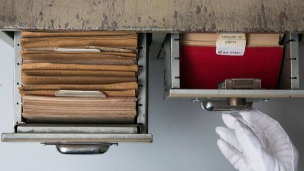 LA JUSTICIA INTIMA A LA SIDE A ENTREGAR LOS ARCHIVOS DE LA DICTADURA SIN TACHADURAS