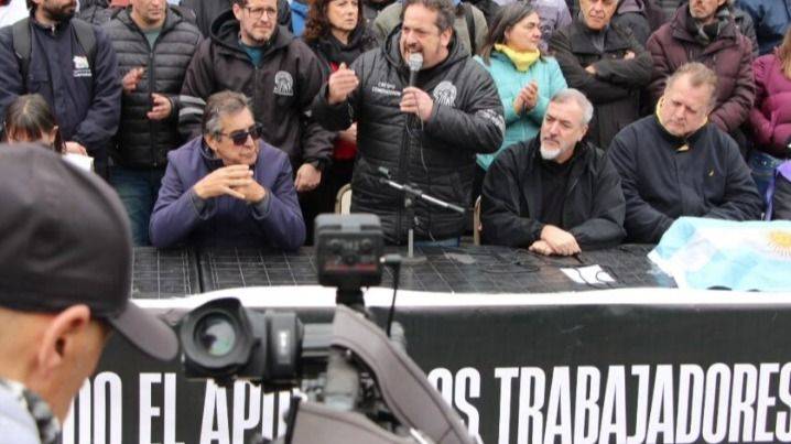 FATE NO SE CIERRA: LOS TRABAJADORES DEL NEUMÁTICO TOMAN PLAZA DE MAYO CONTRA EL LOCKOUT PATRONAL