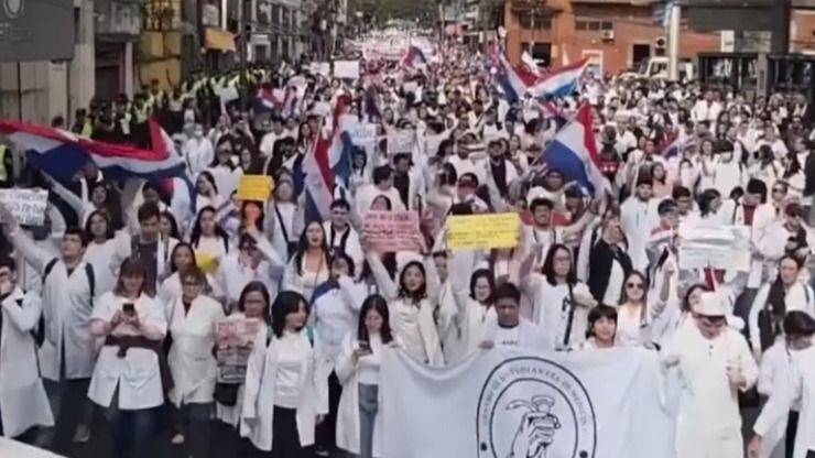 14 AÑOS SIN REAJUSTE: LA HUELGA MÉDICA QUE SACUDE AL SISTEMA DE SALUD PARAGUAYO