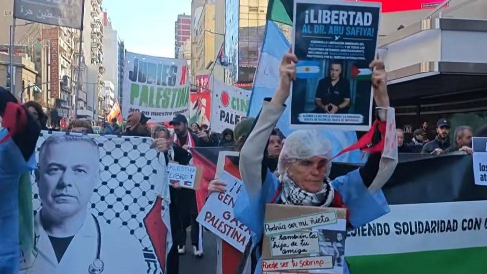 MÉDICOS ARGENTINOS MARCHAN POR COLEGAS PALESTINOS VÍCTIMAS DEL SANICIDIO