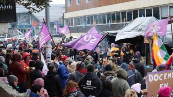 CUARTA SEMANA DE HUELGA DOCENTE EN TIERRA DEL FUEGO: EL SUTEF MANTIENE LA MEDIDA Y APUNTA CONTRA EL AJUSTE