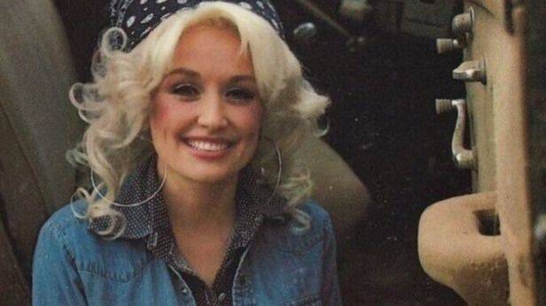 LA ETERNIDAD DE UNA CABEZA RAZONABLE: DOLLY PARTON Y LA LEALTAD DE CLASE COMO HORIZONTE