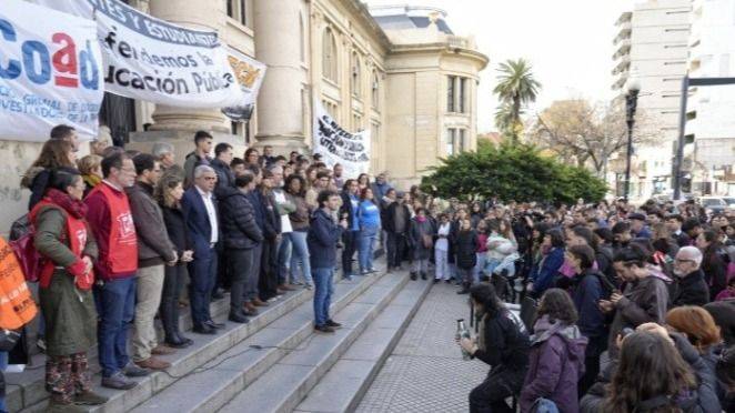 EL PARO UNIVERSITARIO EXPONE BECAS CONGELADAS EN 35.000 PESOS Y UNA CRISIS DE SALUD MENTAL EN LAS AULAS