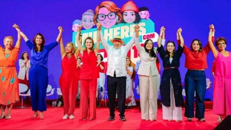 MILES DE MUJERES OCUPAN BELO HORIZONTE PARA IMPULSAR LA AGENDA DE GÉNERO CON LULA