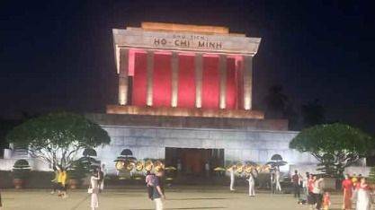 VIETNAM ENCIENDE INCIENSO Y MEMORIA EN LA VISPERA DE SU INDEPENDENCIA