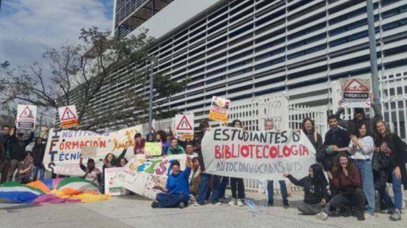 LA COMUNIDAD EDUCATIVA PORTEÑA SALE A LA CALLE CONTRA EL AJUSTE DE MACRI