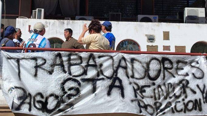 LA CHINA CIERRA SUS PUERTAS Y 480 FAMILIAS QUEDAN EN LA CALLE: EL CAPITAL SE VA, EL PUEBLO SE ENCADENA
