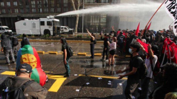 LA CALLE AUTORIZADA QUE EL GOBIERNO CORTÓ: ESTUDIANTES CHILENOS DENUNCIAN REPRESIÓN Y CENSURA