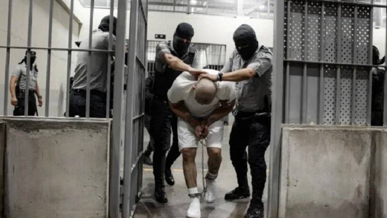EL SALVADOR PAGA LA FACTURA: MÁS CELDAS, MENOS DERECHOS Y UNA ECONOMÍA QUE SE RESQUEBRAJA
