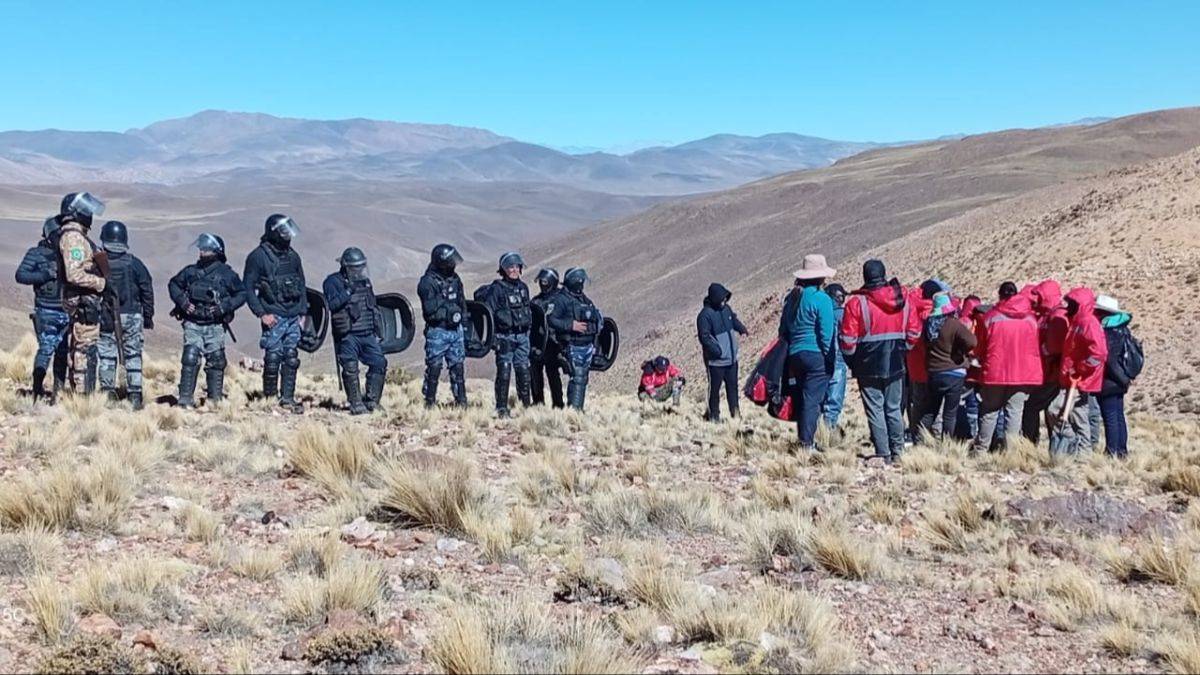“FIEBRE DE ORO EN LA PUNA": LA POLICÍA PROVINCIAL AVANZA A ROSTRO TAPADO SOBRE EL SANGRIENTO LÍMITE DIAGUITA EN PEÑAS NEGRAS