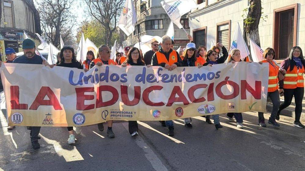 LA MARCHA QUE NO PREGUNTA: EL PIE QUE CANSA Y LA PALABRA QUE DEFIENDE