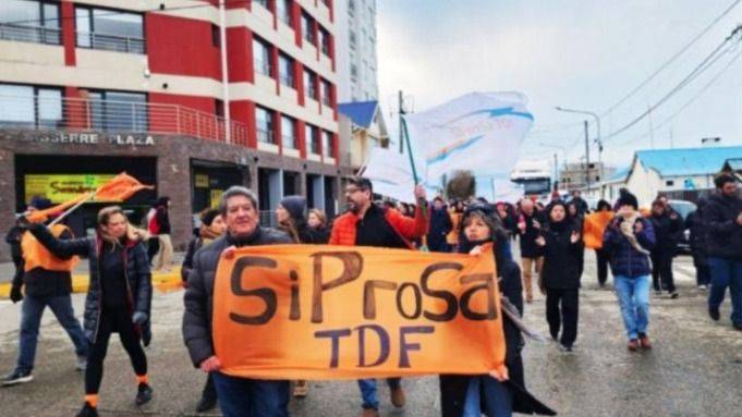 EL SUELDO NO ALCANZA Y EL CUERPO SE CANSA: DOS PROVINCIAS EN LUCHA
