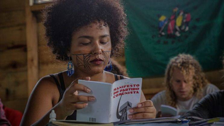 LIBROS QUE CRUZAN CERCA: LA BIBLIOTECA SIN MUROS QUE SIEMBRA PALABRAS EN LA LUCHA POR LA TIERRA