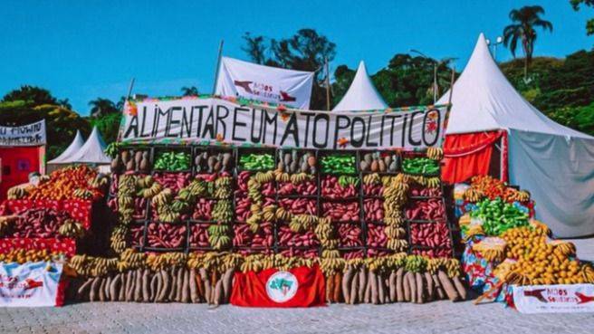 FEIRA DE BH REPARTE CUATRO TONELADAS Y DISCUTE QUIÉN CONSTRUYE EL HAMBRE