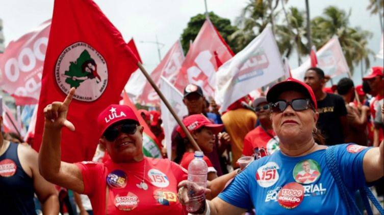 MOVIMIENTOS OCUPAN LAS CALLES PARA DEFENDER LA DEMOCRACIA Y LA CANDIDATURA DE LULA